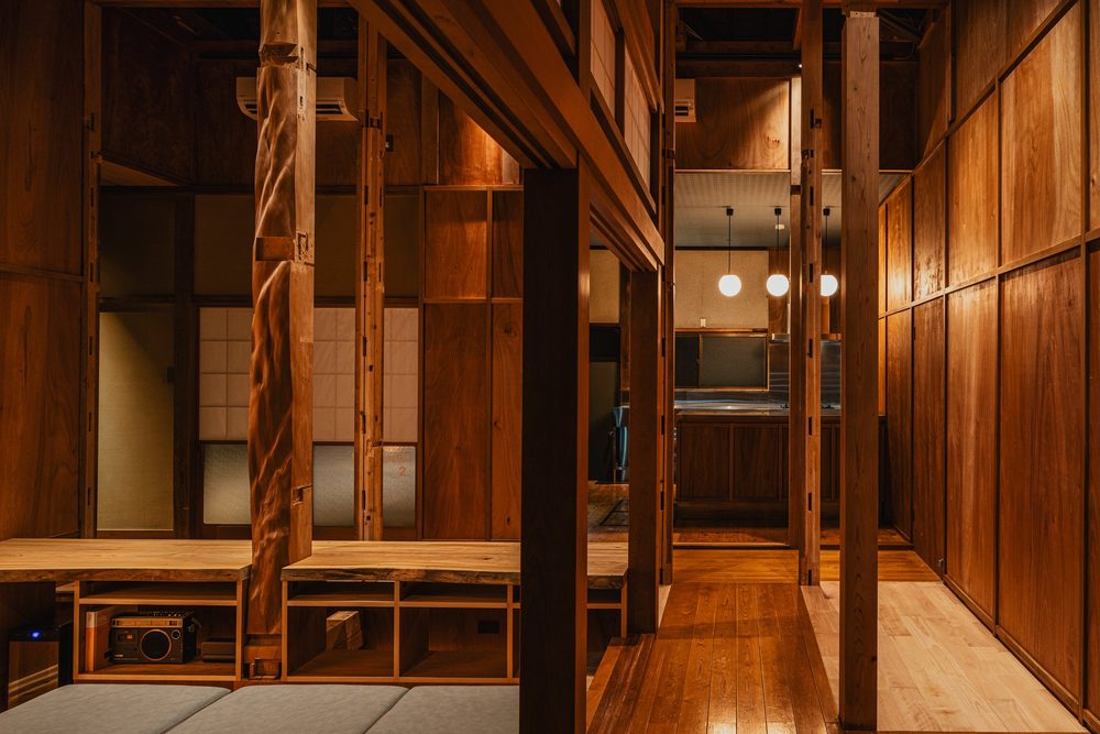木を組んだ廊下と建具