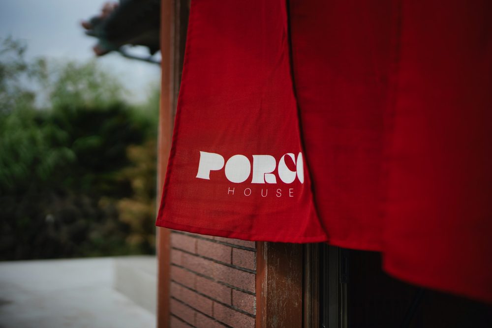 PORCO HOUSEの赤い暖簾